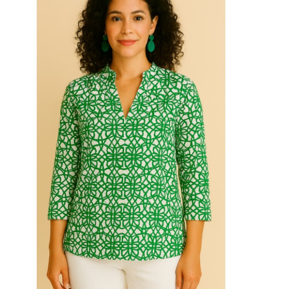 🤍💚 Gingy's Boutique 3/4 sleeve green and white geometric print blouse 💚🤍